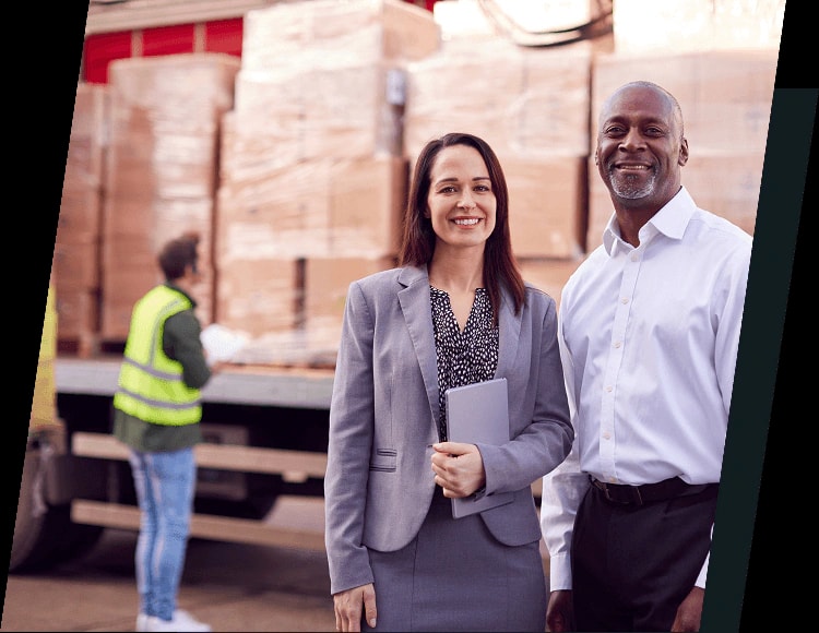 Equipe de uma distribuidora diante de caminhão carregado