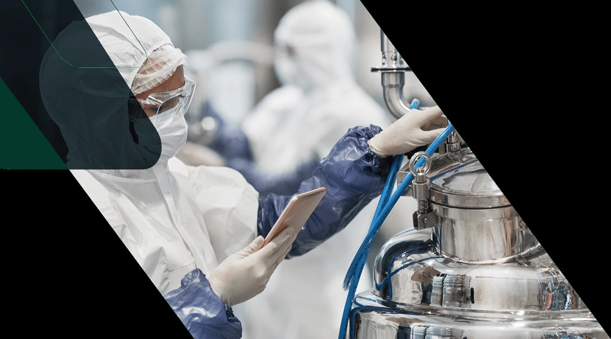 Técnicos com roupa de proteção operando equipamento industrial