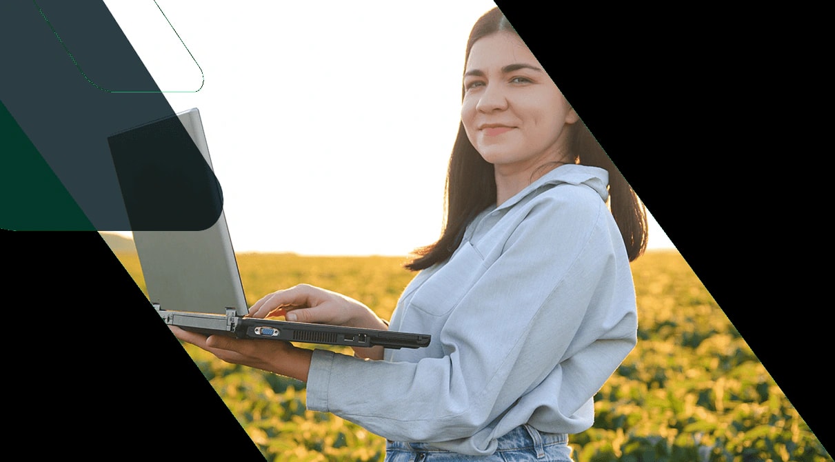Produtora rural com notebook no meio da lavoura
