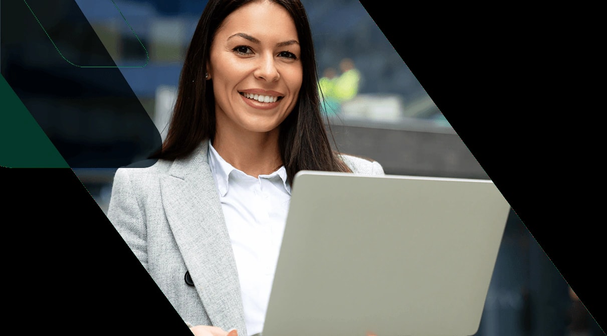 Executiva sorrindo com notebook nas mãos