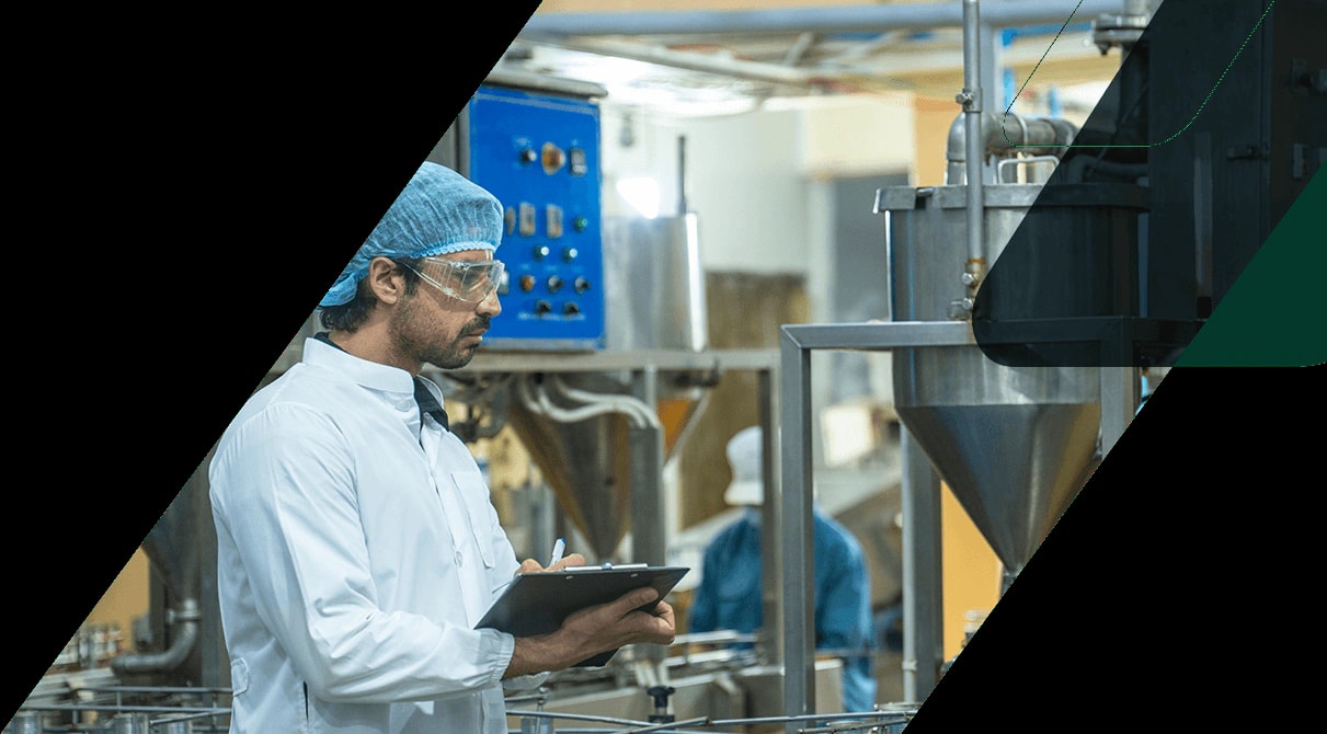 Operador com prancheta numa linha de produção de alimentos
